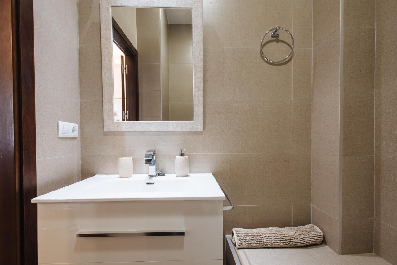 Apartamento Puerta Real - Free Parking Sevilla Bagian luar foto